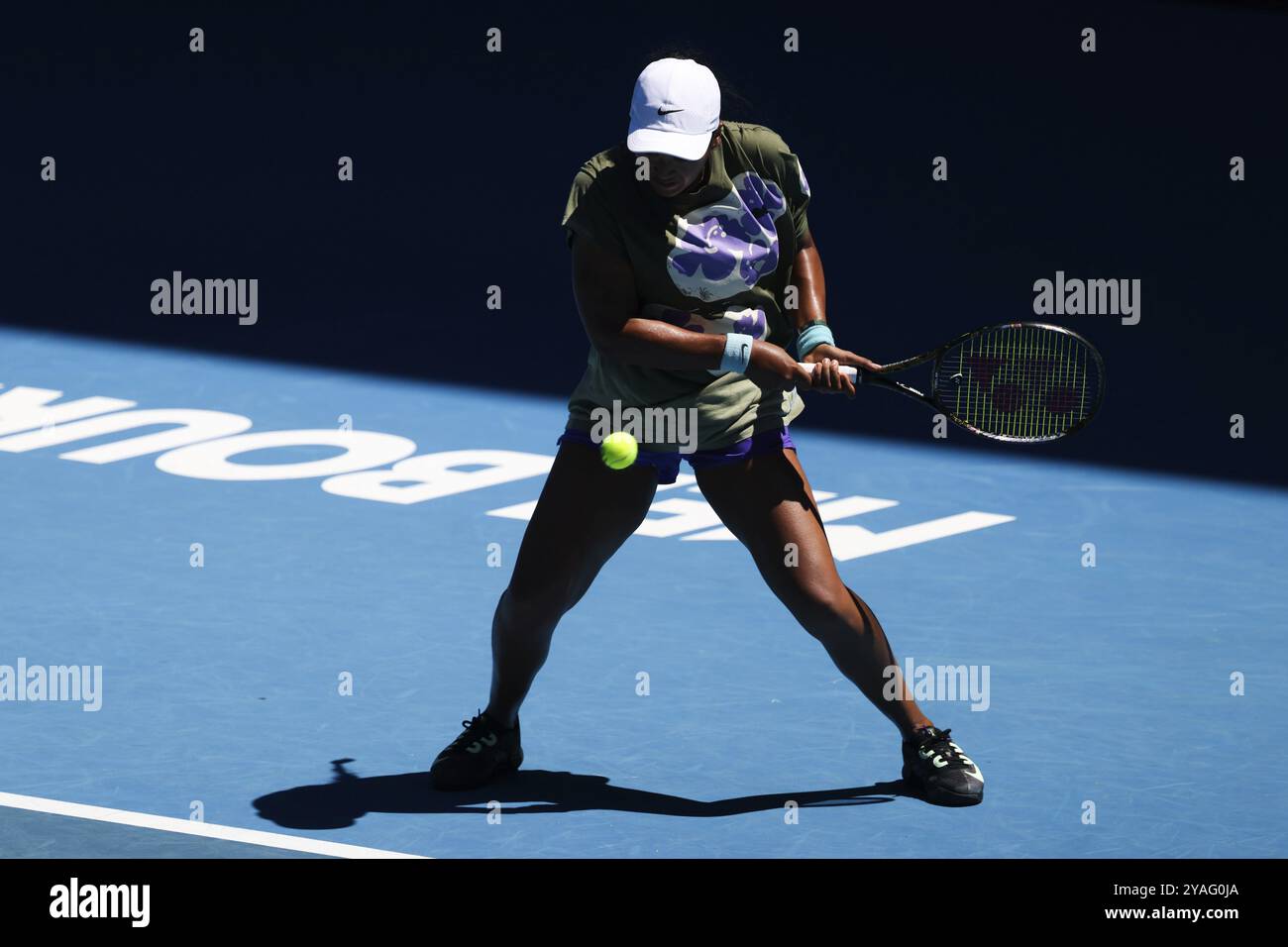 MELBOURNE, AUSTRALIE, 12 JANVIER : Naomi Osaka, du Japon, s'entraîne avec ons Jabeur, du Tunisie, avant l'Open d'Australie 2024 au Melbourne Park Banque D'Images