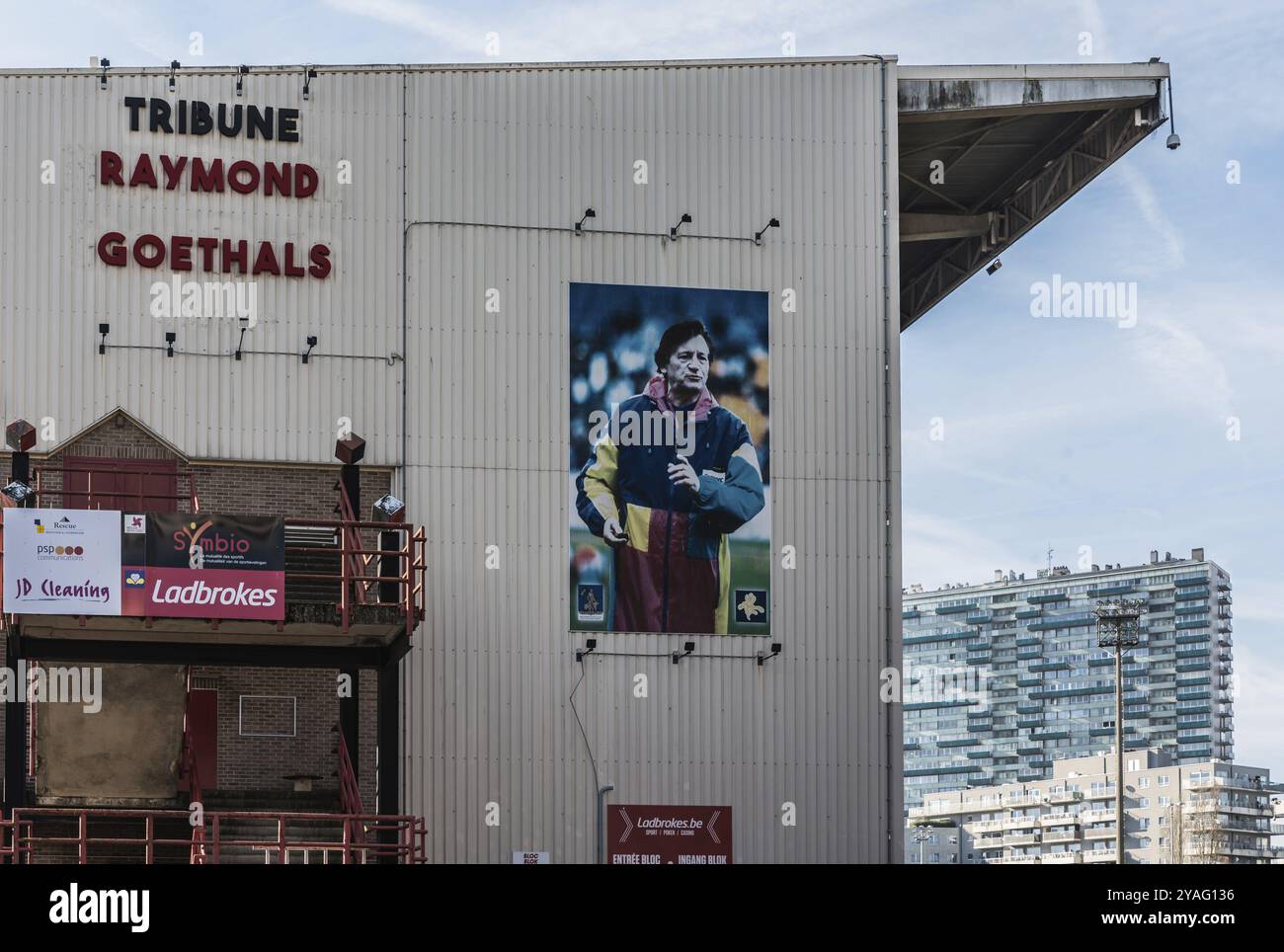 Belgique, 02 16 2019 : tribune Raymond Goethals du stade de football Racing White Daring Molenbeek, avec les blocs de la ville en arrière-plan, Europ Banque D'Images