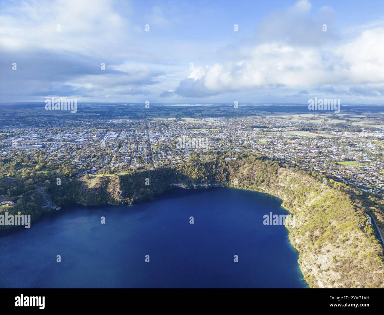 La ville rurale de Mt Gambier et son célèbre cratère Blue Lake par une journée ensoleillée d'automne en Australie méridionale, Australie, Océanie Banque D'Images