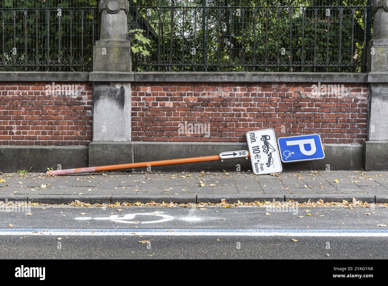 Jette, Brussels Capital Region Belgique, 09 22 2019 a détruit un panneau de stationnement Banque D'Images