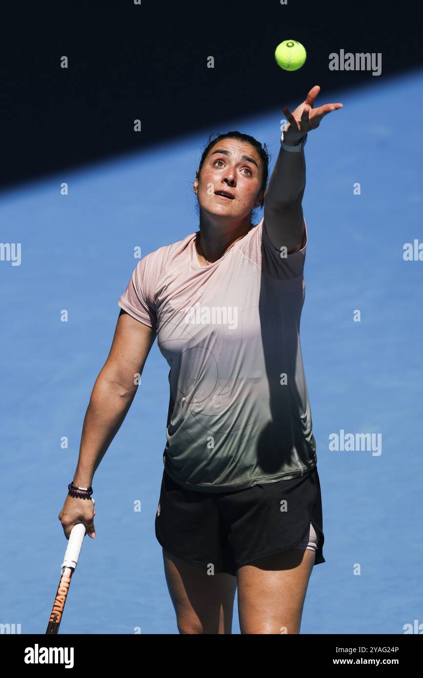 MELBOURNE, AUSTRALIE, le 12 JANVIER : ons Jabeur, de Tunisie, s'entraîne avec Naomi Osaka, du Japon, avant l'Open d'Australie 2024 au Melbourne Park Banque D'Images