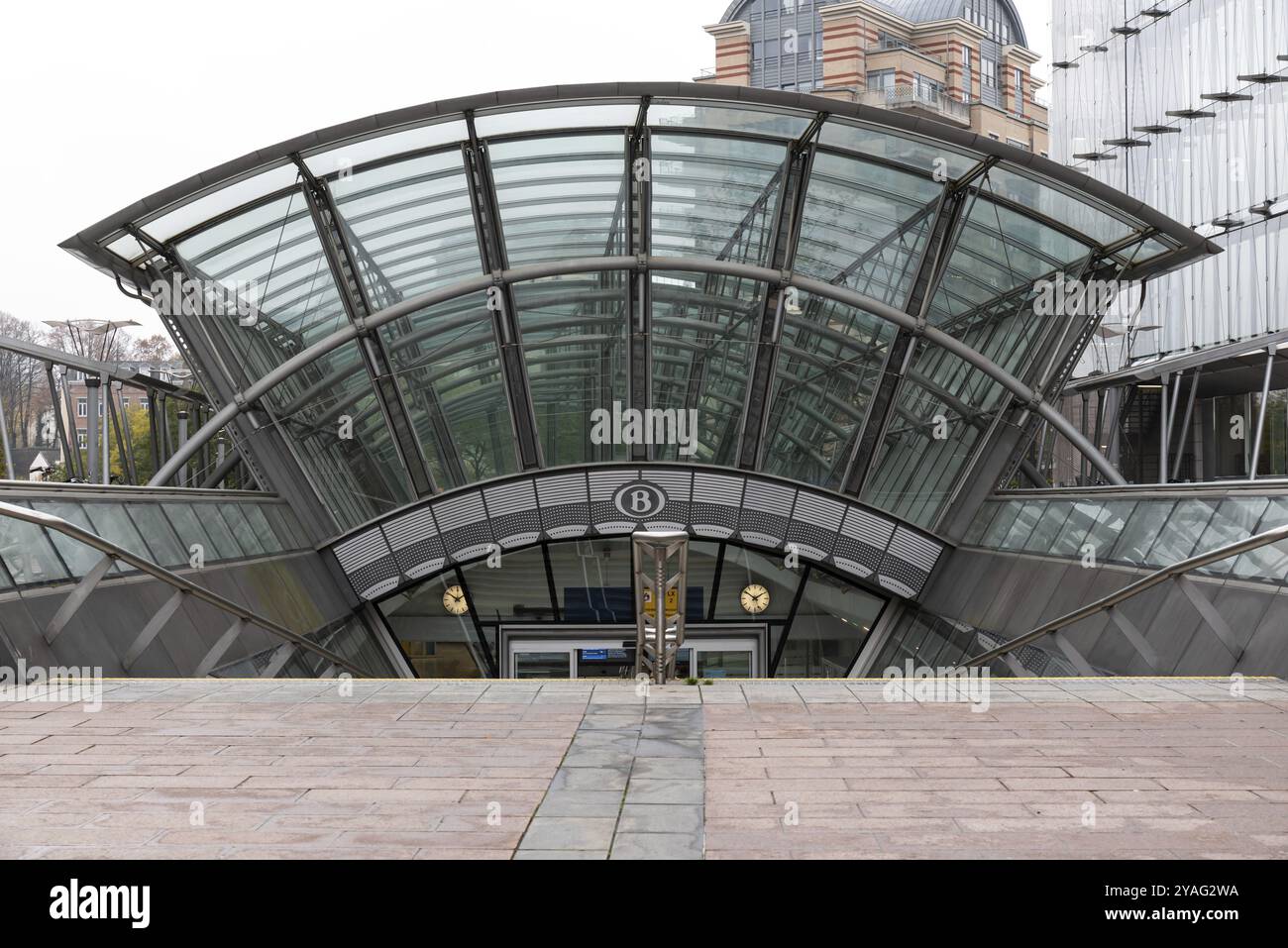 Ixelles, région de Bruxelles-capitale, Belgique, 11 19 2021 : entrée de la gare de Luxembourg sur l'esplanade du Parlement européen, Europe Banque D'Images