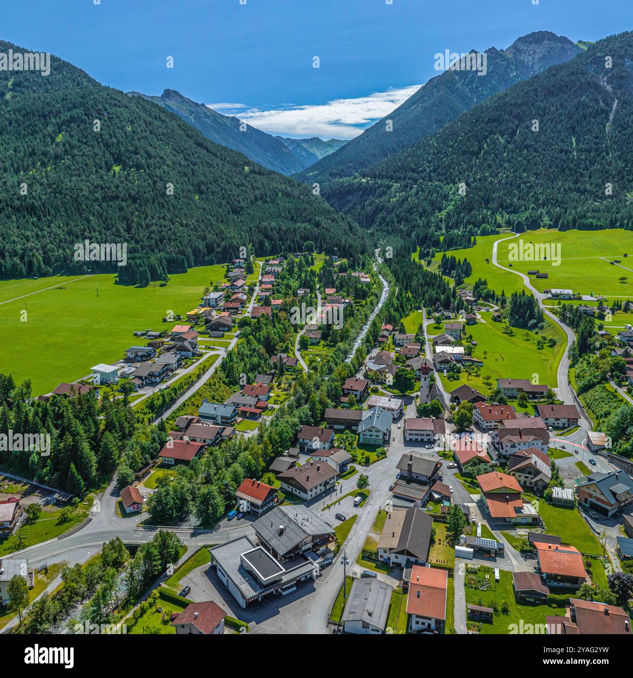 Vue sur le Parc naturel de Tiroler Lech près de Stanzach dans le quartier de la Reutte Banque D'Images