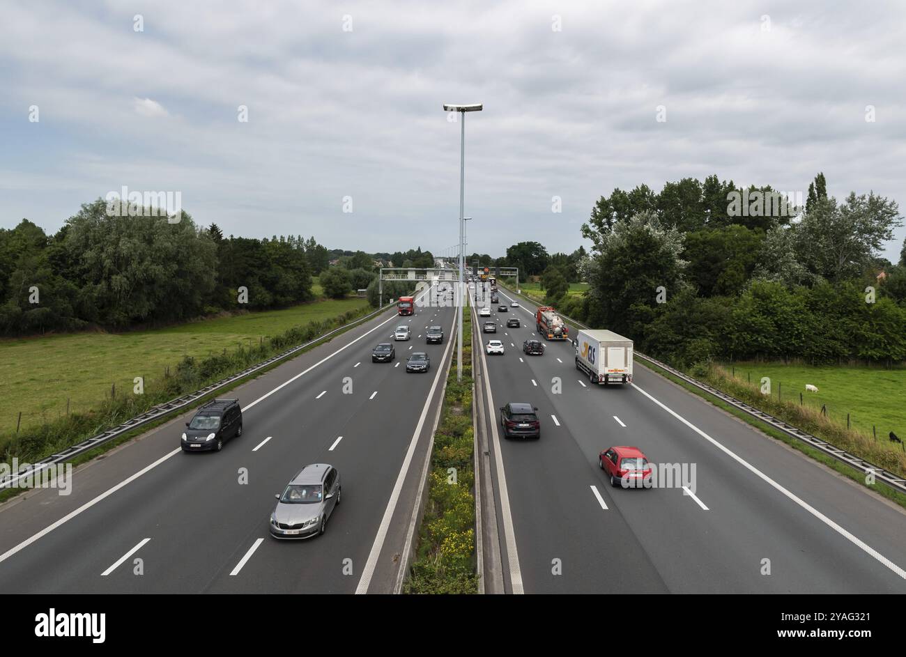 Wetteren, région de Flandre orientale, Belgique, 07 15 2021 le trafic routier E40, pris d'en haut, Europe Banque D'Images