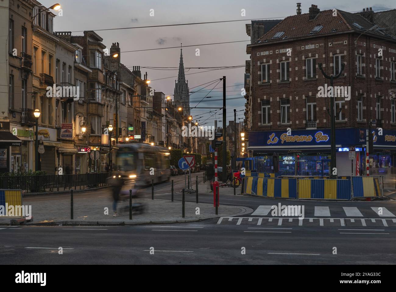 Laeken, région de Bruxelles-capitale, Belgique, 10 28 2020 photo nocturne d'une avenue résidentielle dans l'emprunt de Laeken avec un tramway qui passe, Europe Banque D'Images