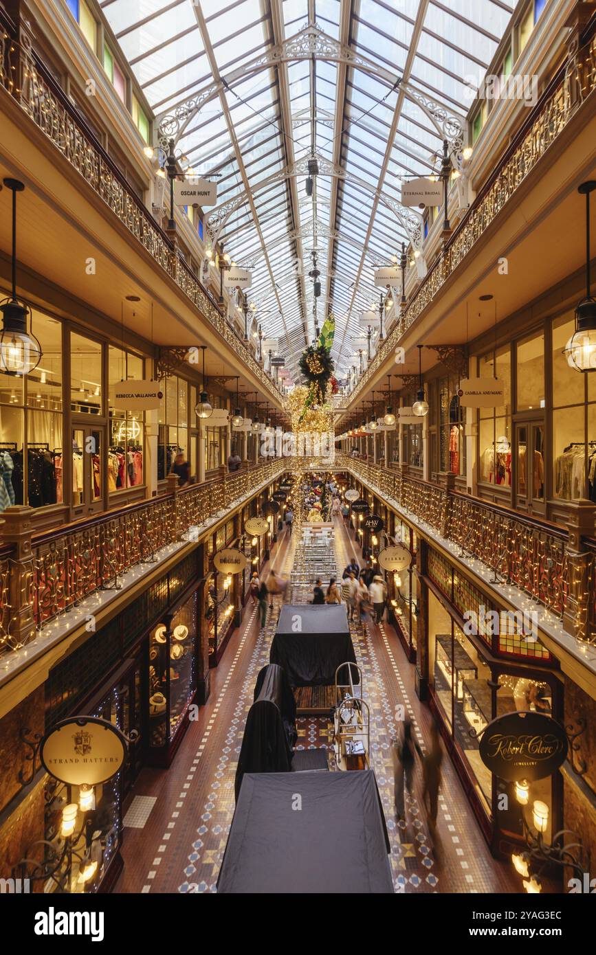 SYDNEY, AUSTRALIE 3 DÉCEMBRE 2023, The Strand Arcade avec lumières de Noël et décorations au milieu d'une journée bien remplie dans le quartier des affaires de Sydney, Nouvelle-Galles du Sud, Banque D'Images