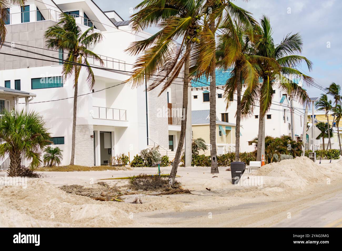 Luxueuses maisons de plage en bord de mer Bonita Beach après l'ouragan Milton Banque D'Images