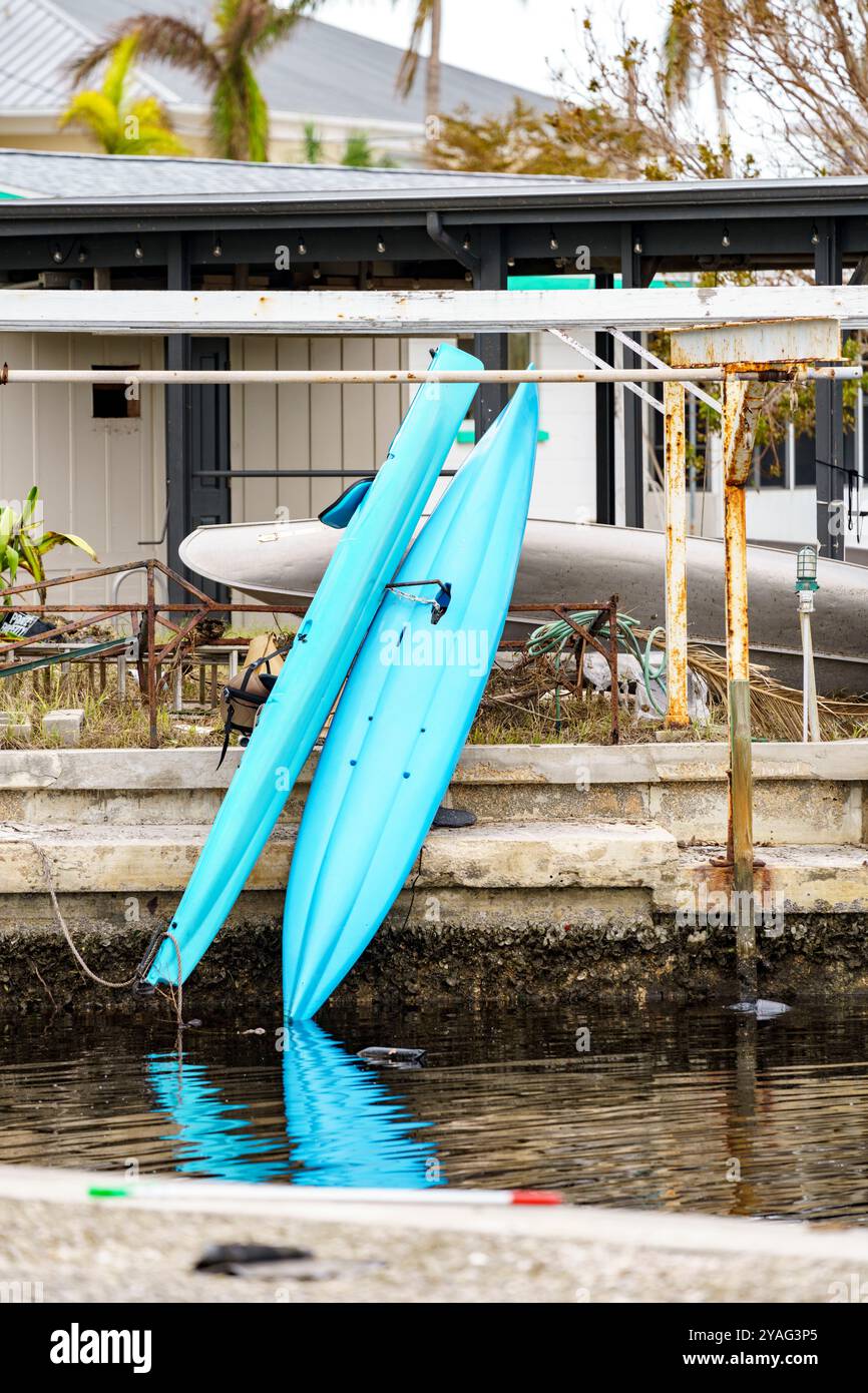 Débris dans les rues de Manasota Key Florida après l'ouragan Milton onde de tempête destructrice Banque D'Images