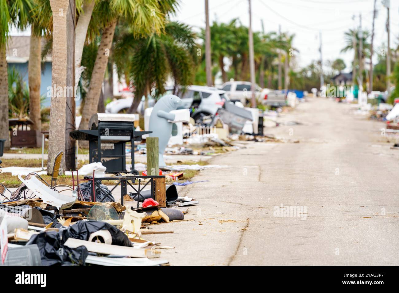 Débris dans les rues de Manasota Key Florida après l'ouragan Milton onde de tempête destructrice Banque D'Images