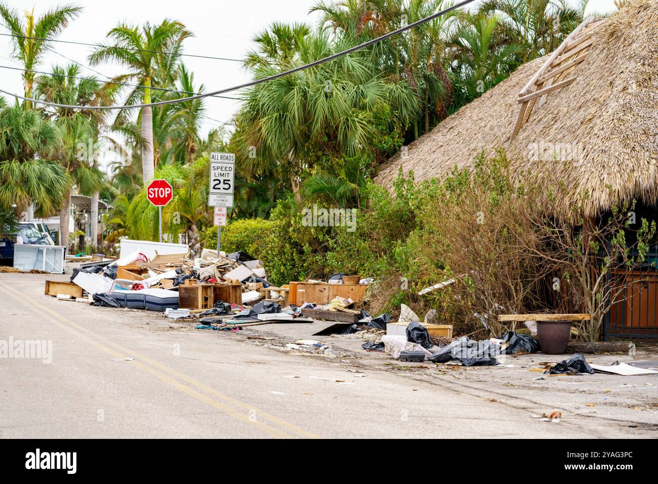 Débris dans les rues de Manasota Key Florida après l'ouragan Milton onde de tempête destructrice Banque D'Images