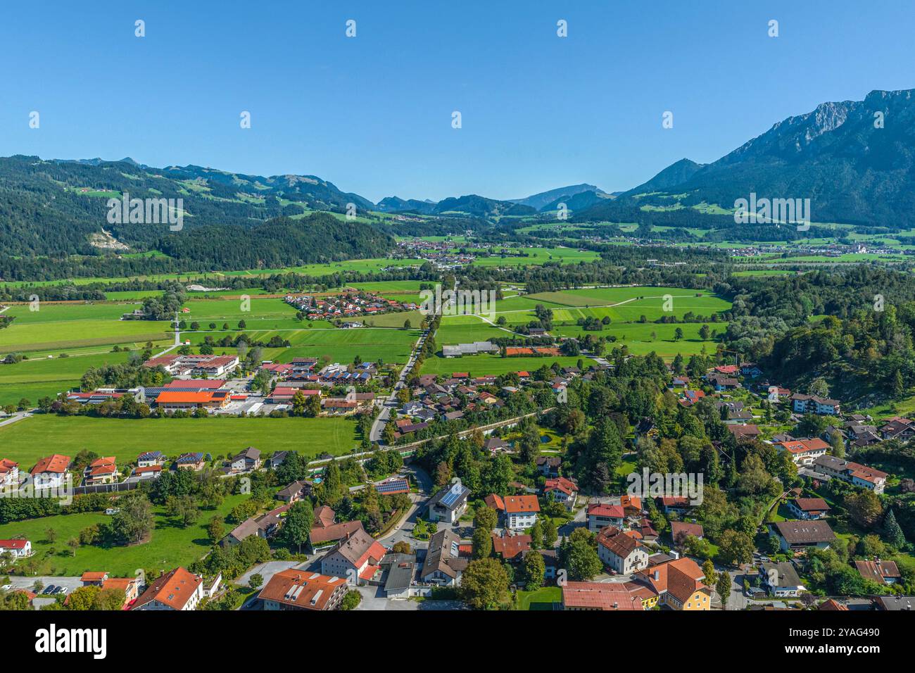 Vue aérienne de la station thermale climatique d'Oberaudorf dans la basse vallée de l'Inn en haute-Bavière Banque D'Images