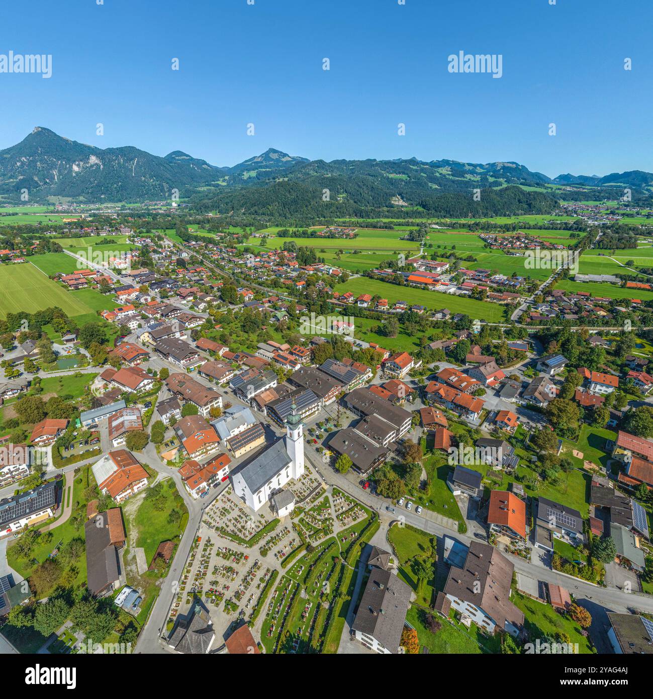 Vue aérienne de la station thermale climatique d'Oberaudorf dans la basse vallée de l'Inn en haute-Bavière Banque D'Images