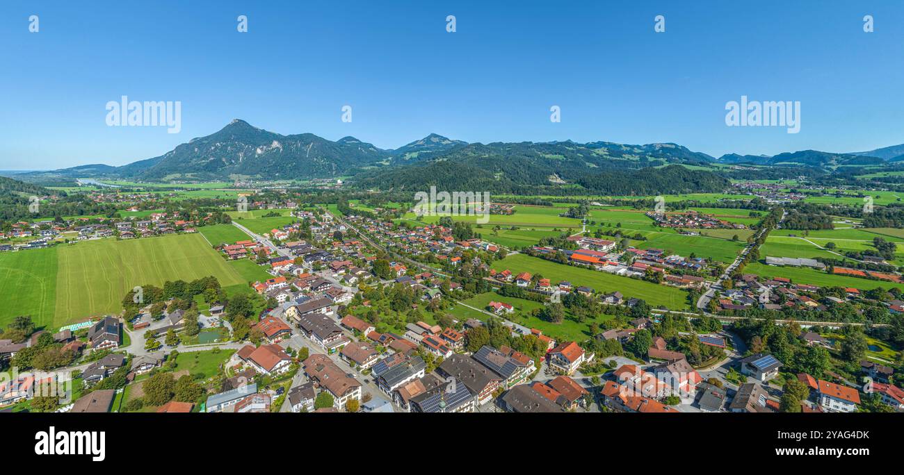 Vue aérienne de la station thermale climatique d'Oberaudorf dans la basse vallée de l'Inn en haute-Bavière Banque D'Images