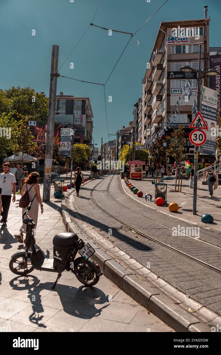 Istanbul, Turkiye - OCT 8, 2024 : vue de rue générique à Kadikoy, une municipalité et un district du côté asiatique de la province d'Istanbul, Turkiye. Banque D'Images