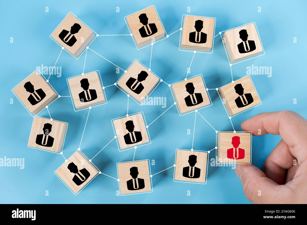 Icône humaine rouge de toucher à la main sur le bloc de bois de l'équipe avec symbole de connexion de ligne pour diffuser l'influence aux gens à travers un réseau de communication. Social Banque D'Images