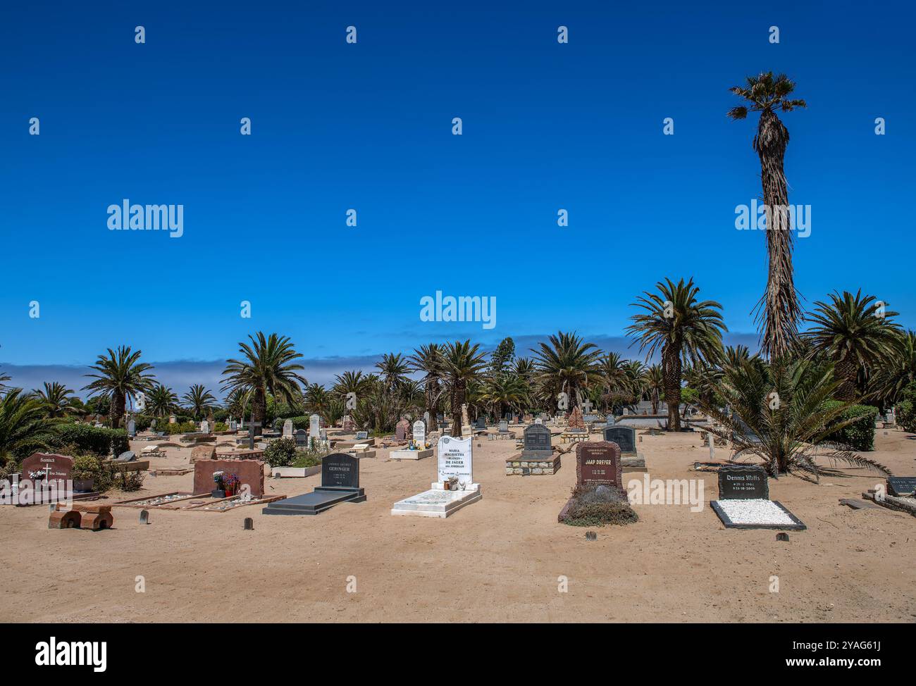 Tombes dans le cimetière de Swakopmund au bord du désert du Namib Banque D'Images