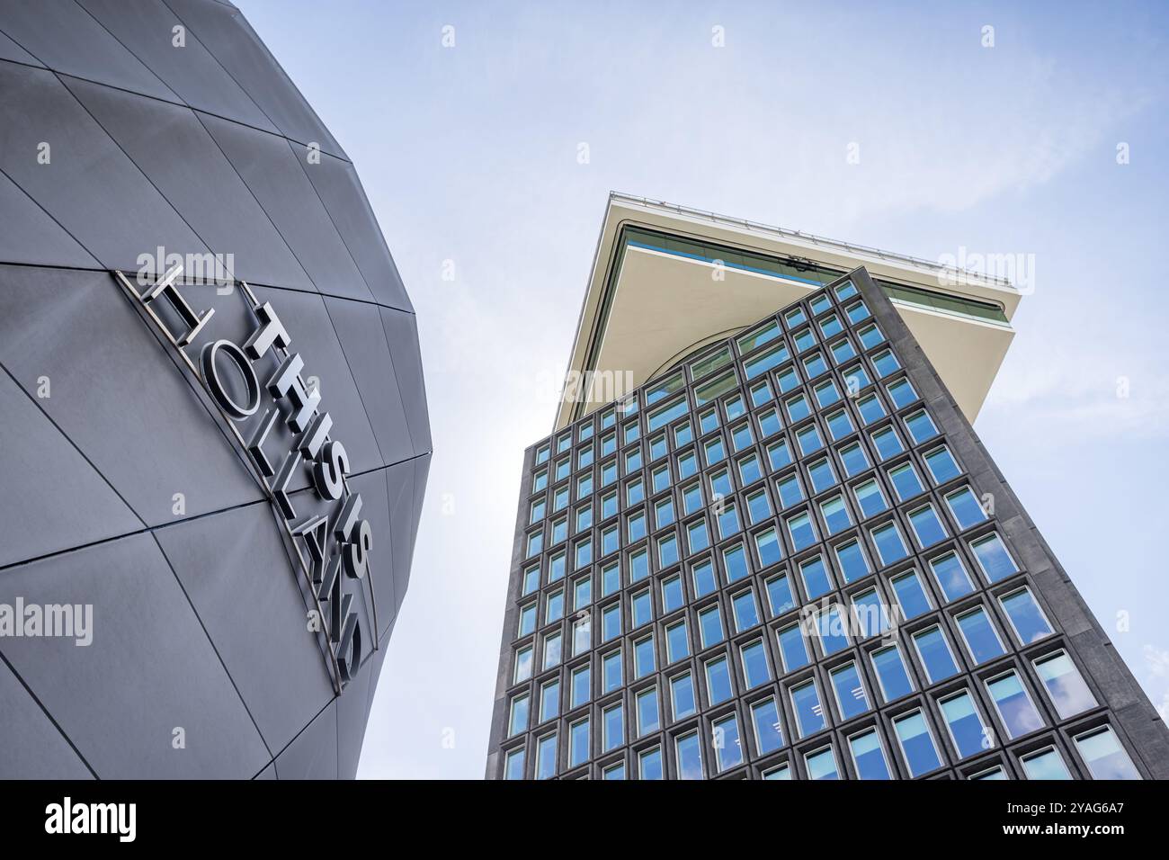 Regardant deux bâtiments modernes et abstraits à Amsterdam, les pays-Bas connus sous le nom de Tour A'Dam et This Is Holland photographié le 27 mai 2024. Banque D'Images