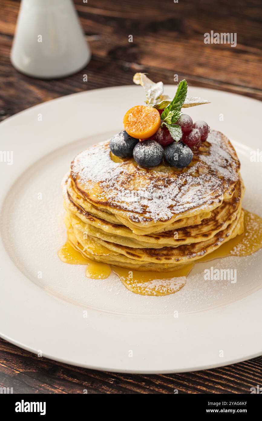 Crêpes aux fruits et sirop d'érable sur une assiette blanche Banque D'Images