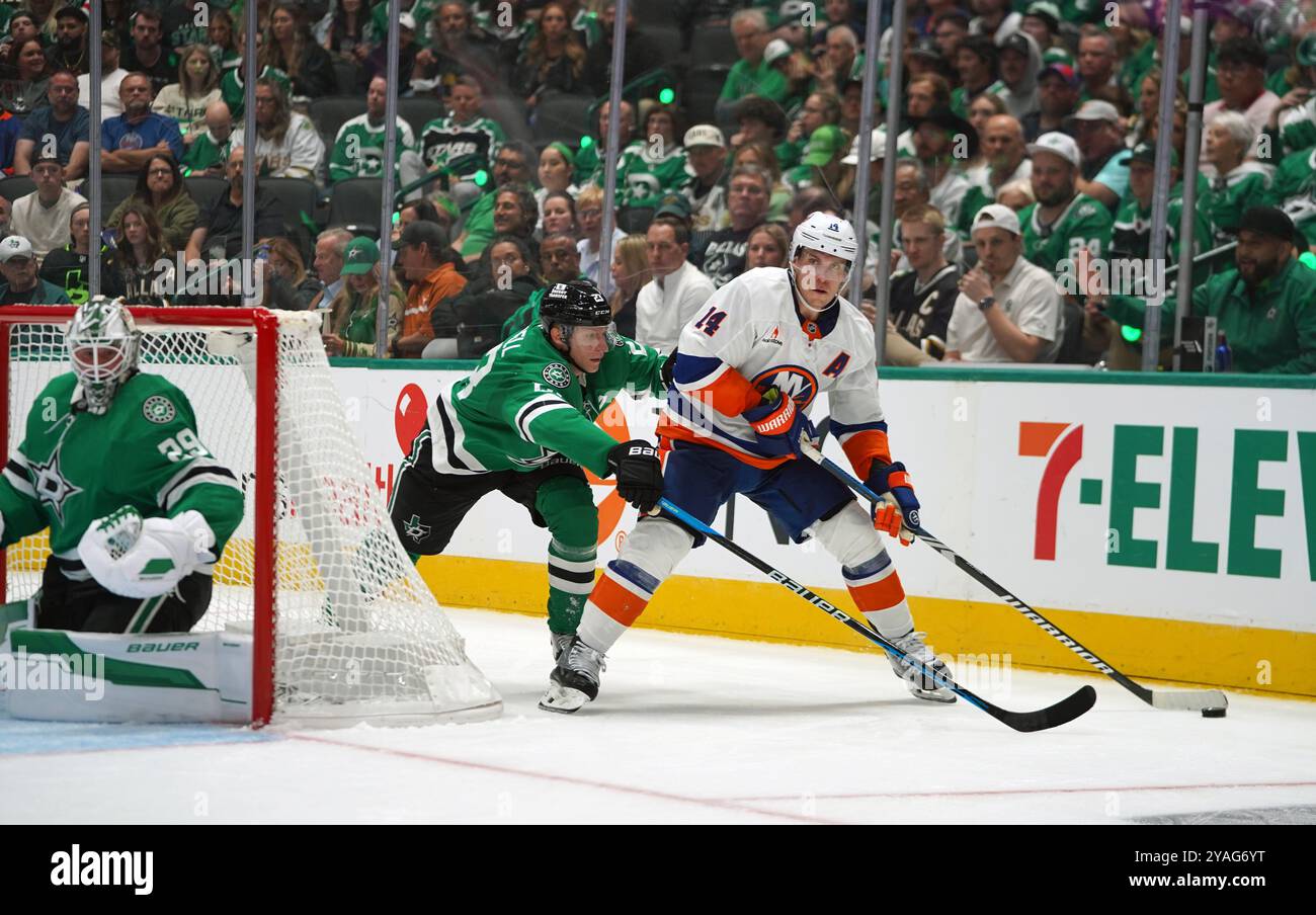 Dallas, États-Unis. 12 octobre 2024. Bo Horvat #14 des Islanders de New York patine avec la rondelle tout en essayant d'échapper au gardien de but derrière le but lors du match de la LNH entre les Stars de Dallas et les Islanders de New York au American Airlines Center. Dallas Stars bat Minnesota Wild 3-0. Le 12 octobre 2024 à Dallas, Texas, États-Unis. (Photo de Javier Vicencio/Eyepix Group) crédit : Eyepix Group/Alamy Live News Banque D'Images