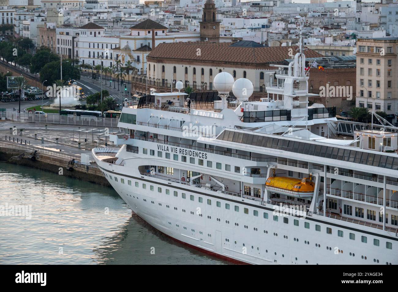 Cadix, Espagne. 14 octobre 2024. Le navire de croisière Odyssey, après avoir été bloqué à Belfast Lough, en Irlande du Nord pendant des mois, est maintenant arrivé à Cadix, en Espagne ce matin dans le cadre de son voyage de trois ans. Anciennement connu sous le nom de dynastie de la Couronne, ce navire a été acheté par Villa vie Residences en 2023. Le navire a été construit en 1993 à Valence, en Espagne, et a été détenu par plusieurs compagnies de croisière. En 2024, le navire a été rénové à Belfast, en Irlande du Nord, et rebaptisé Villa vie Odyssey. Crédit : Mick Flynn/Alamy Live News Banque D'Images