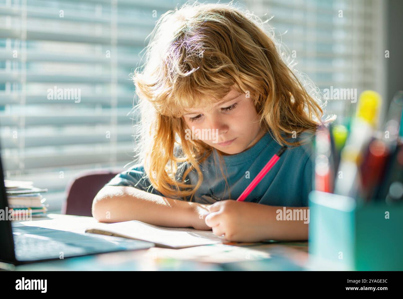 L'écriture d'enfants à l'école. Préadolescent qui fait ses devoirs à la