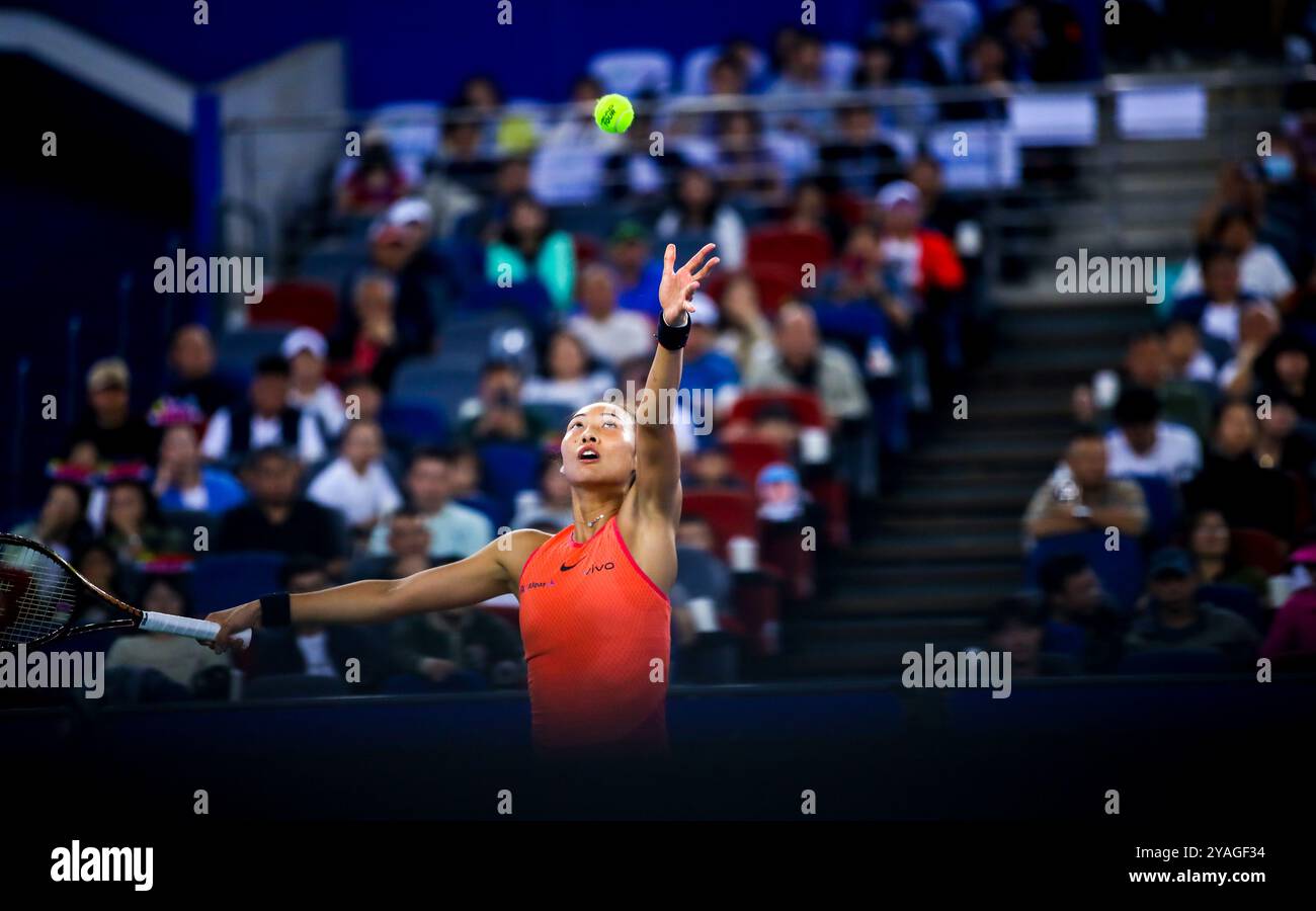 Wuhan, China.13th octobre 2024. Zheng Qinwen, de Chine, obtient la deuxième place après avoir perdu face à Aryna Sabalenka, de Biélorussie 1-2 en finale féminine en simple au Wuhan Open à Wuhan, capitale de la province du Hubei, en Chine centrale, le 13 octobre 2024. Crédit : Zhang Chang/China News Service/Alamy Live News Banque D'Images