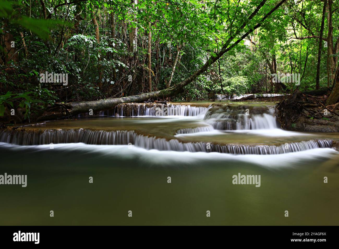 Belle nature de la cascade de Huai Mae Khamin ou cascade de Huay Mae Khamin dans le parc national du barrage de Sri Nakarin, province de Kanchanaburi, Thaïlande Banque D'Images