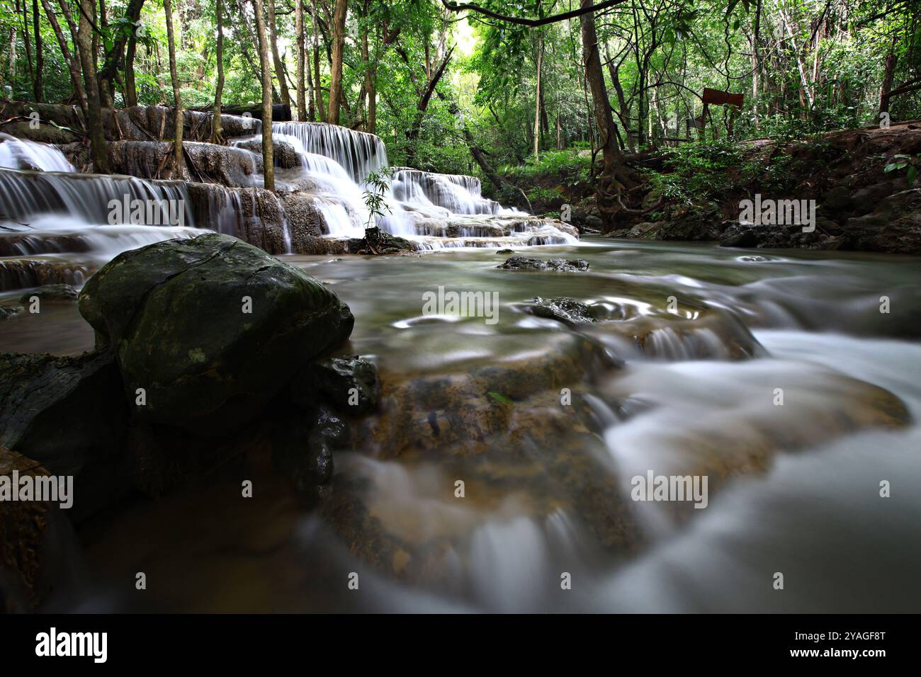 Belle nature de la cascade de Huai Mae Khamin ou cascade de Huay Mae Khamin dans le parc national du barrage de Sri Nakarin, province de Kanchanaburi, Thaïlande Banque D'Images