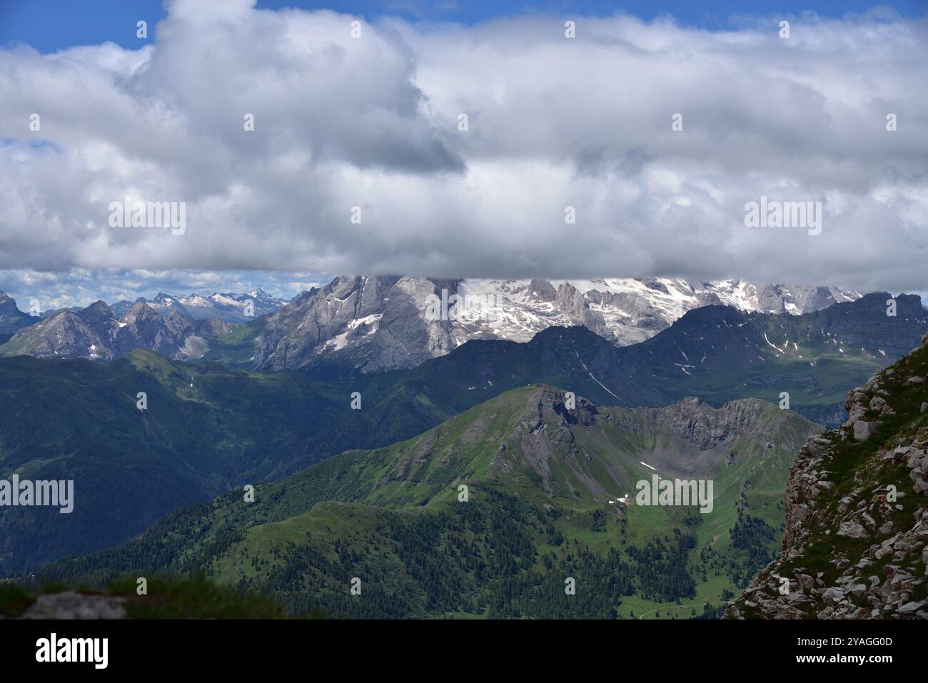 La Reine des Dolomites, la Marmolada de 3343 mètres de haut, couverte de nuages sur une journée d'été changeante Banque D'Images