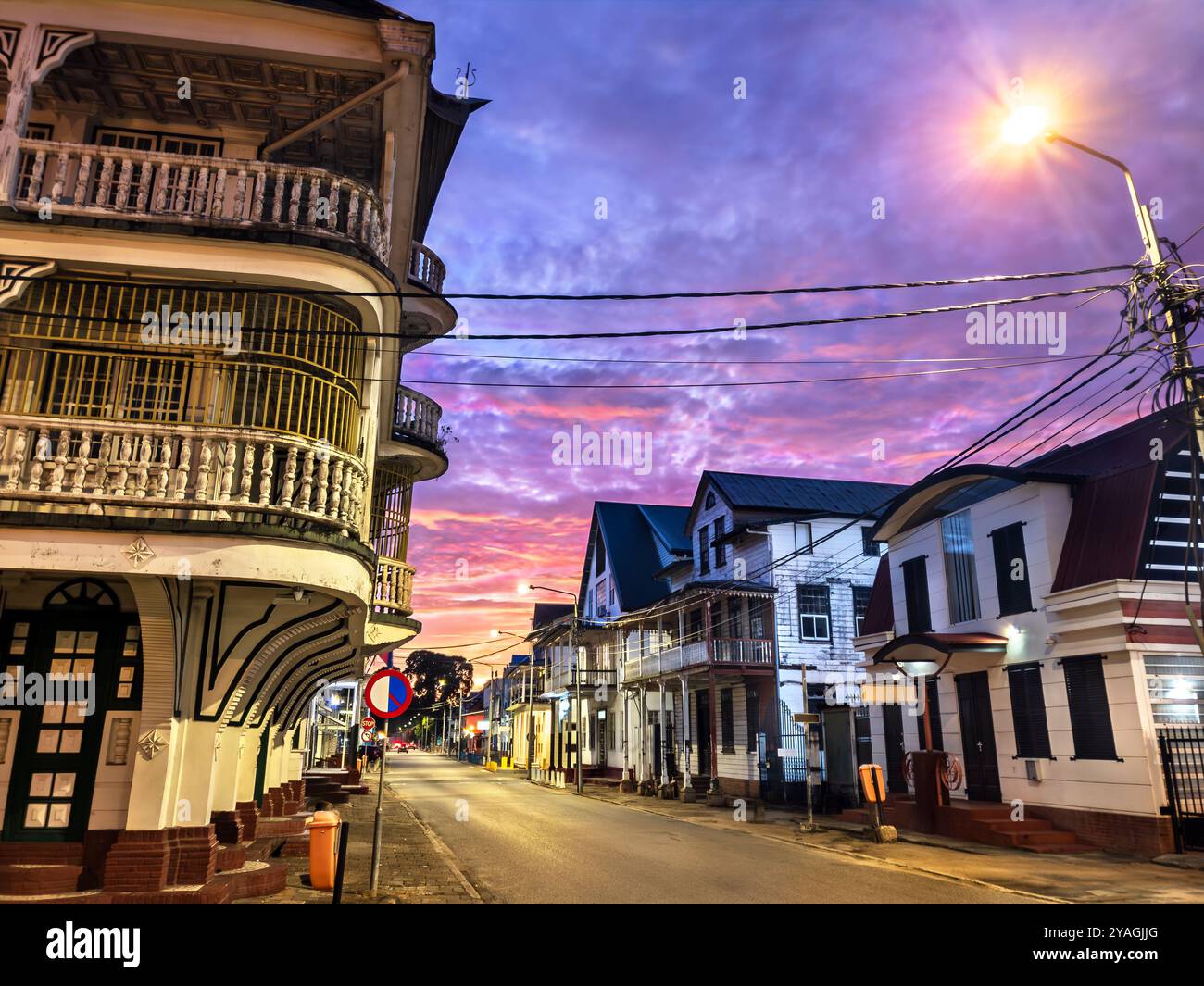 Architecture de la ville intérieure historique de Paramaribo au coucher du soleil, patrimoine mondial de l'UNESCO au Suriname Banque D'Images