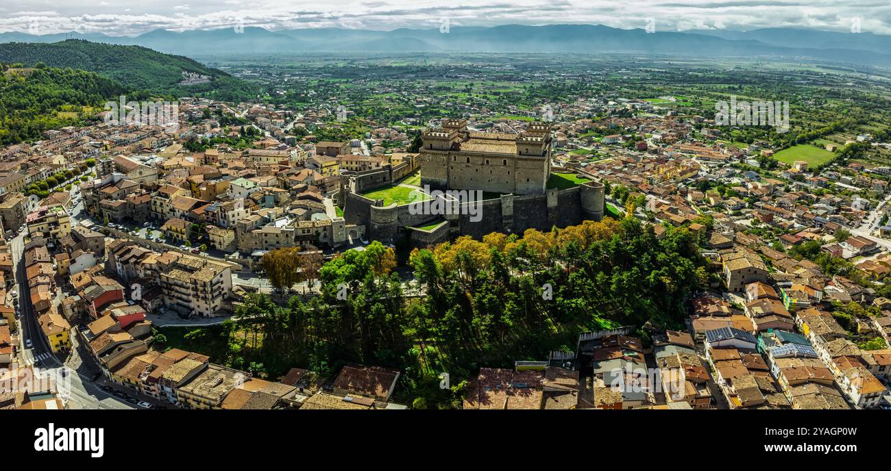 Vue aérienne de la ville de Celano et du château Piccolomini surplombant la vallée en contrebas. Celano, province de L'Aquila, Abruzzes, Italie, Europe Banque D'Images