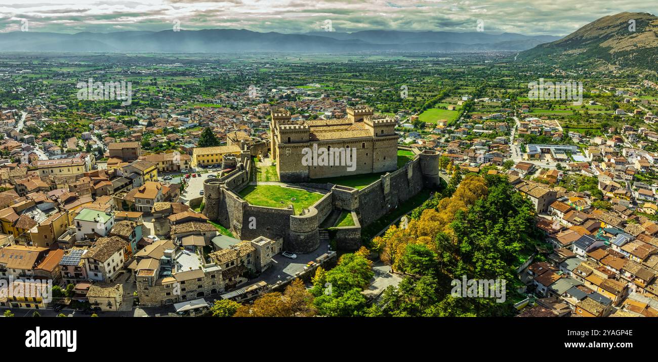 Vue aérienne de la ville de Celano et du château Piccolomini surplombant la vallée en contrebas. Celano, province de L'Aquila, Abruzzes, Italie, Europe Banque D'Images