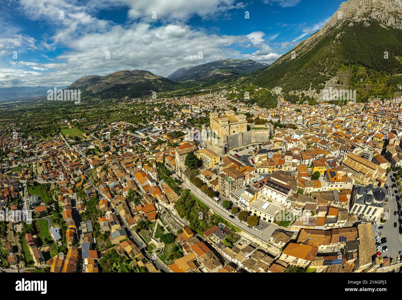 Vue aérienne de la ville de Celano et du château Piccolomini surplombant la vallée en contrebas. Celano, province de L'Aquila, Abruzzes, Italie, Europe Banque D'Images