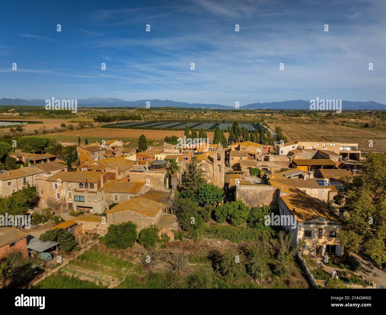 Vue aérienne de la ville de Valveralla, dans la municipalité de Ventalló, un matin d'automne (Alt Empordà, Gérone, Catalogne, Espagne) Banque D'Images