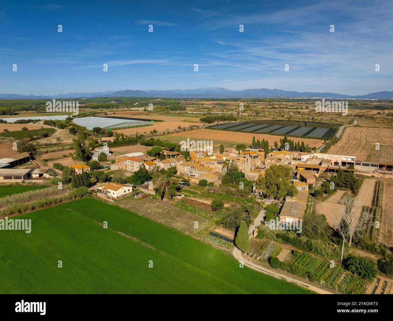 Vue aérienne de la ville de Valveralla, dans la municipalité de Ventalló, un matin d'automne (Alt Empordà, Gérone, Catalogne, Espagne) Banque D'Images