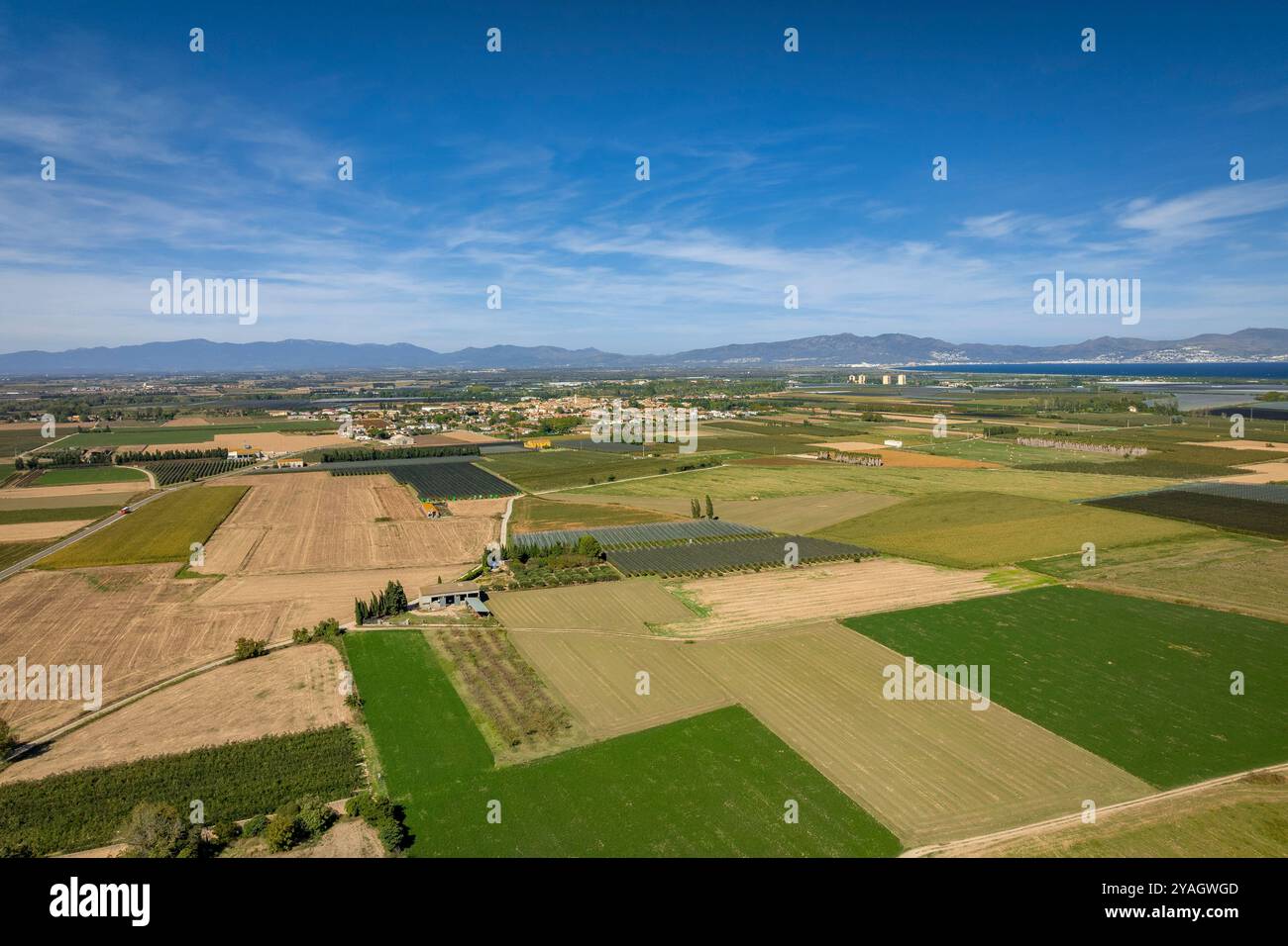 Vue aérienne du village de Montiró, à Ventalló, et de ses environs ruraux, un après-midi d'automne (Alt Empordà, Gérone, Catalogne, Espagne) Banque D'Images