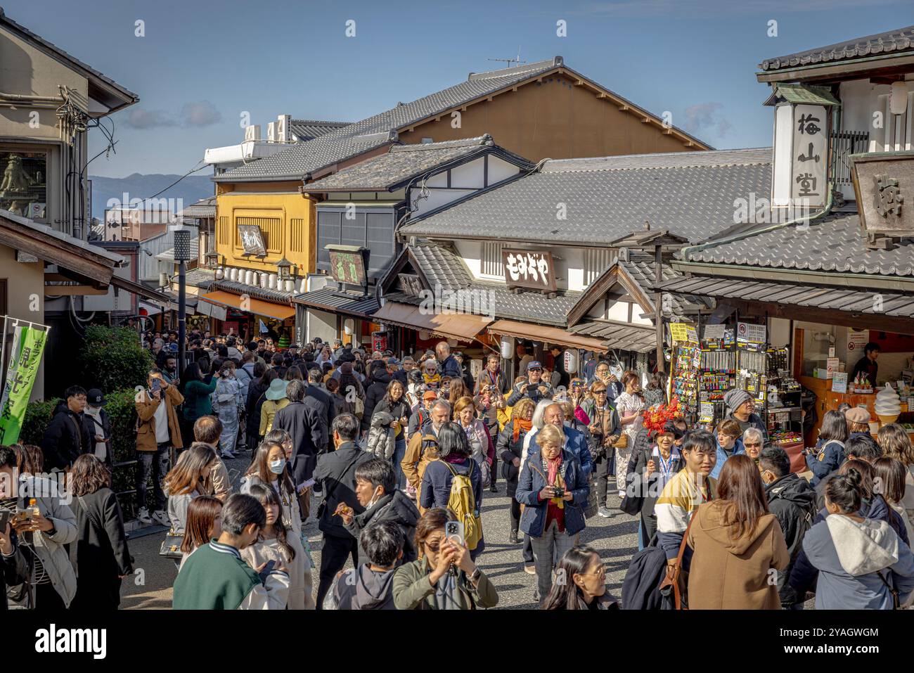 Les touristes envahissent la rue près du temple Kiyomizu dera à Kyot Banque D'Images