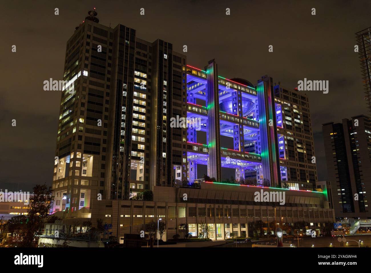 Le bâtiment moderne de la télévision fuji à tokyo, odaiba japon, la nuit Banque D'Images