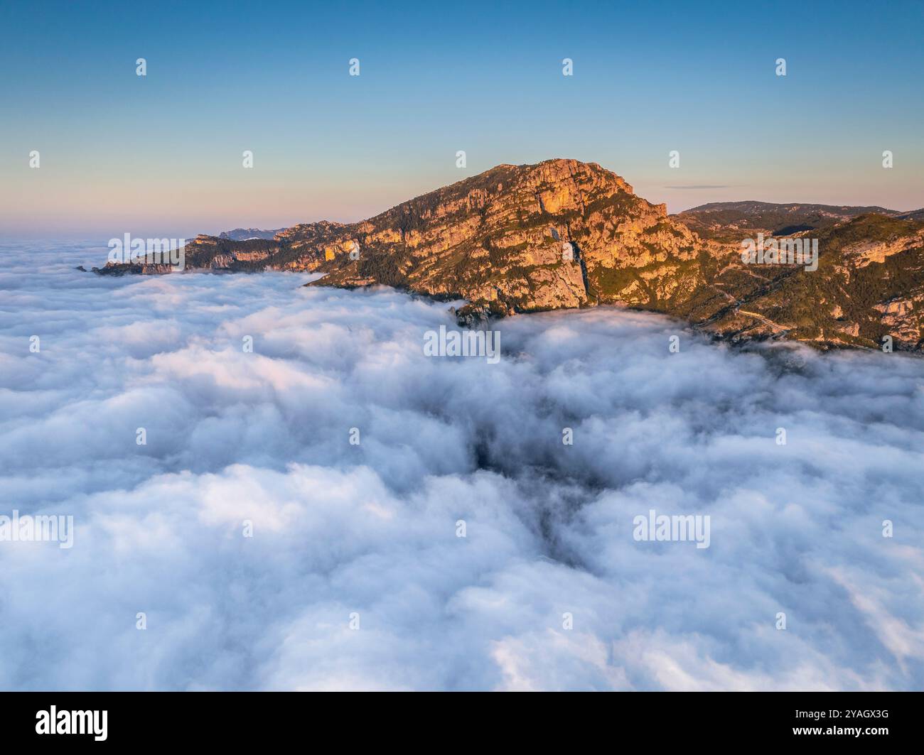 Vue aérienne du massif du Port un matin avec mer de ​​clouds en terres de l'Ebre (Baix Ebre, Tarragone, Catalogne, Espagne) Banque D'Images