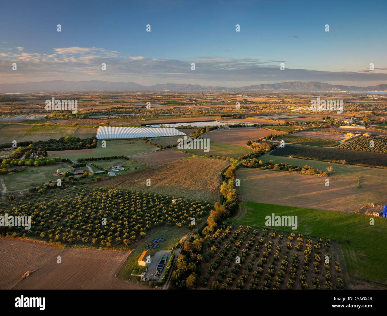 Vue aérienne du village de Ventalló et de ses environs ruraux sur un coucher de soleil d'automne (Alt Empordà, Gérone, Catalogne, Espagne) Banque D'Images