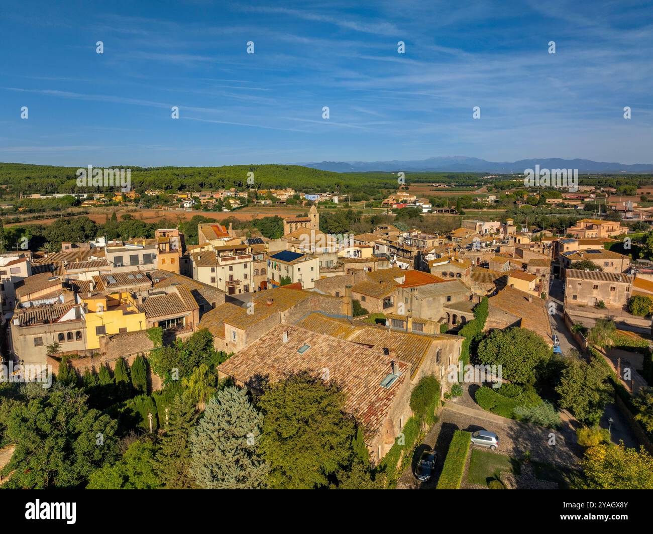 Vue aérienne du village de Ventalló, entouré de champs, un matin d'automne (Alt Empordà, Gérone, Catalogne, Espagne) Banque D'Images