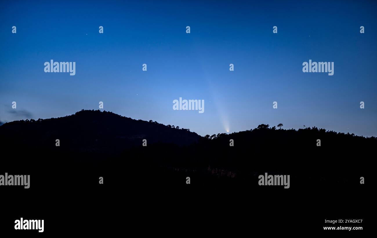 Comète C/2023 A3 Tsuchinshan–ATLAS au-dessus du ciel d'El Vilar, à Castellbell i el Vilar, au crépuscule en octobre 2024 (Bages, Barcelona, ​​Catalonia Espagne) Banque D'Images