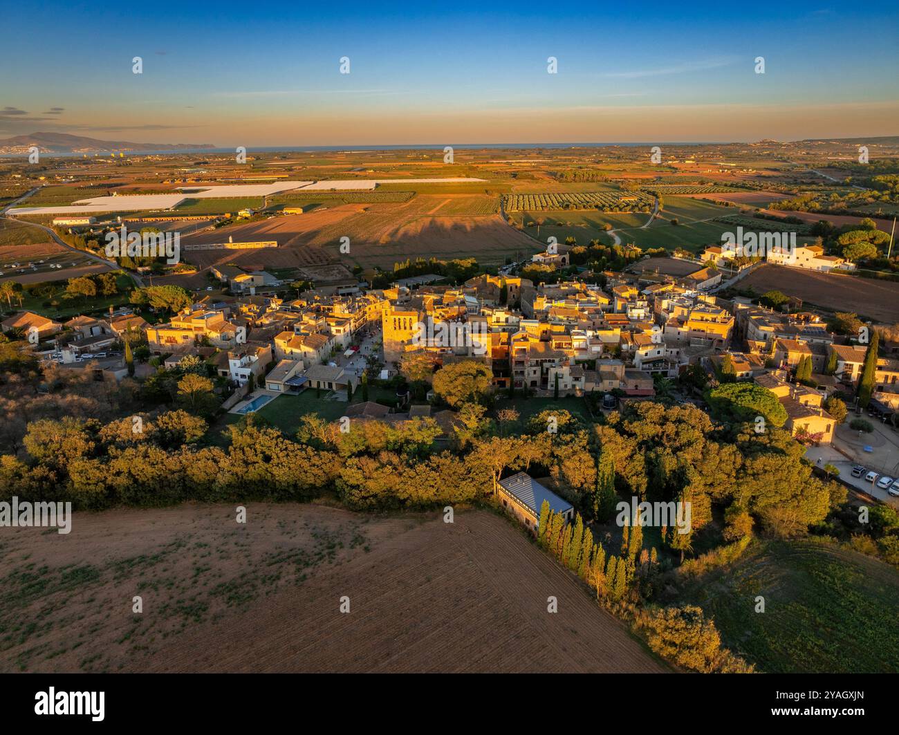 Vue aérienne du village de Ventalló et de ses environs ruraux sur un coucher de soleil d'automne (Alt Empordà, Gérone, Catalogne, Espagne) Banque D'Images