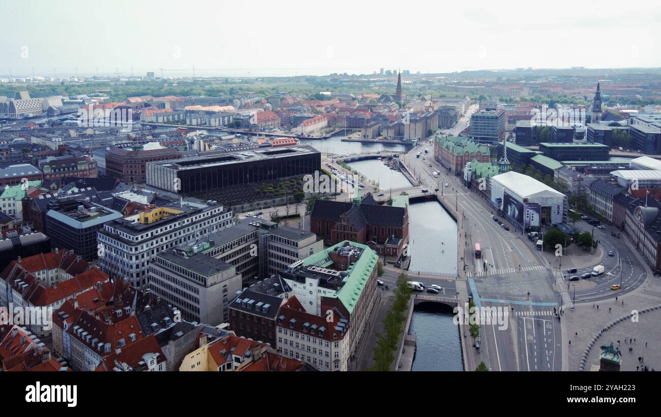 Drone point de vue sur le monument horese à côté du palais Christianborg et thecanal artounf il . A gauche - morceau de bâtiment - en face du canal Nyhavn Banque D'Images