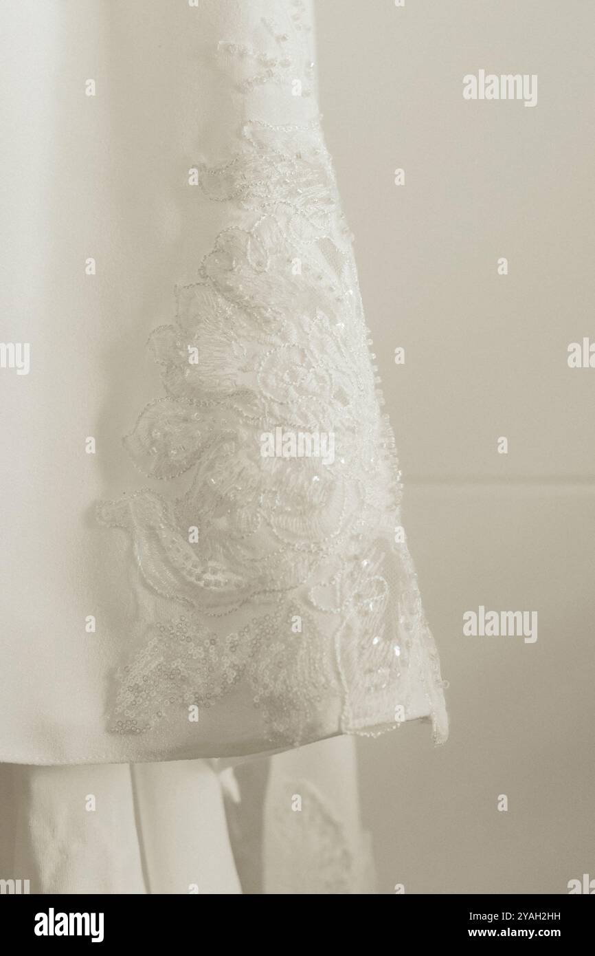Détails de robe de mariée blanche avec perles et broderie Banque D'Images