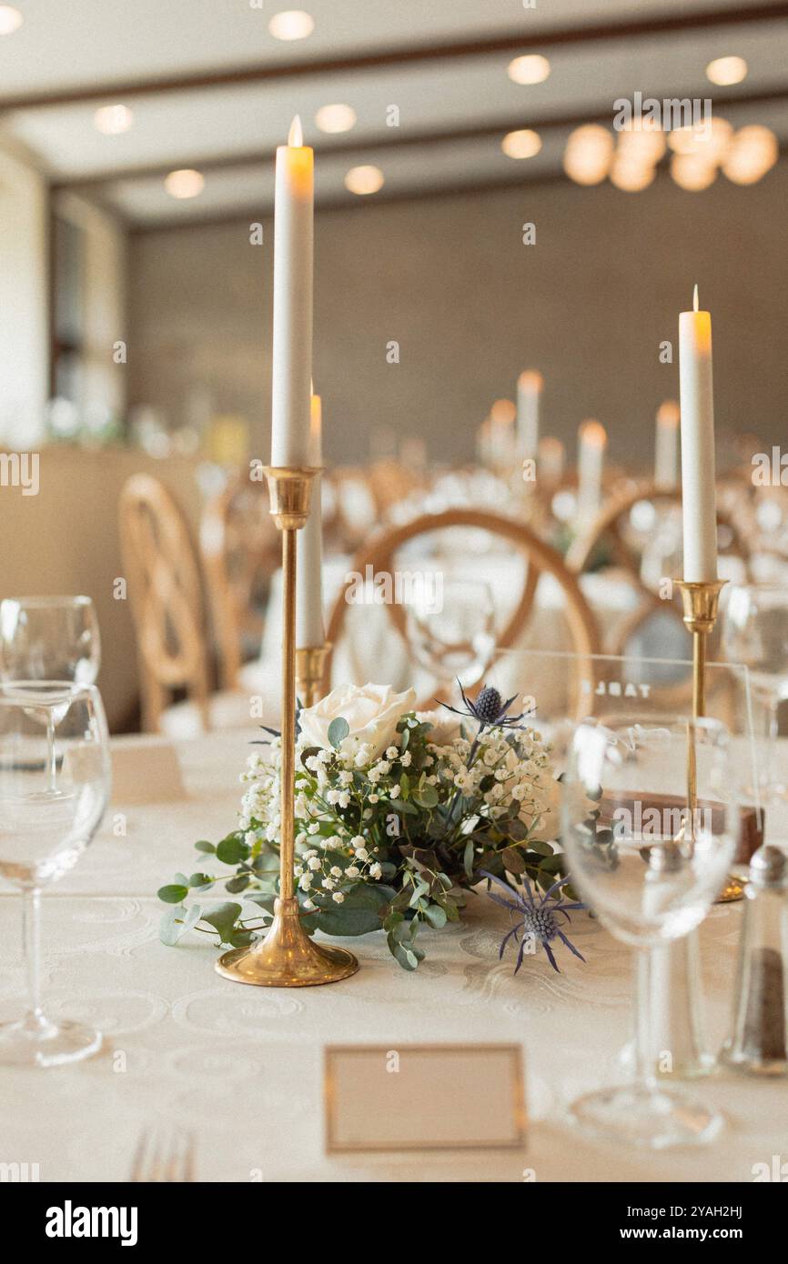 bâtons de bougie en laiton avec des bougies de mariage blanches Banque D'Images