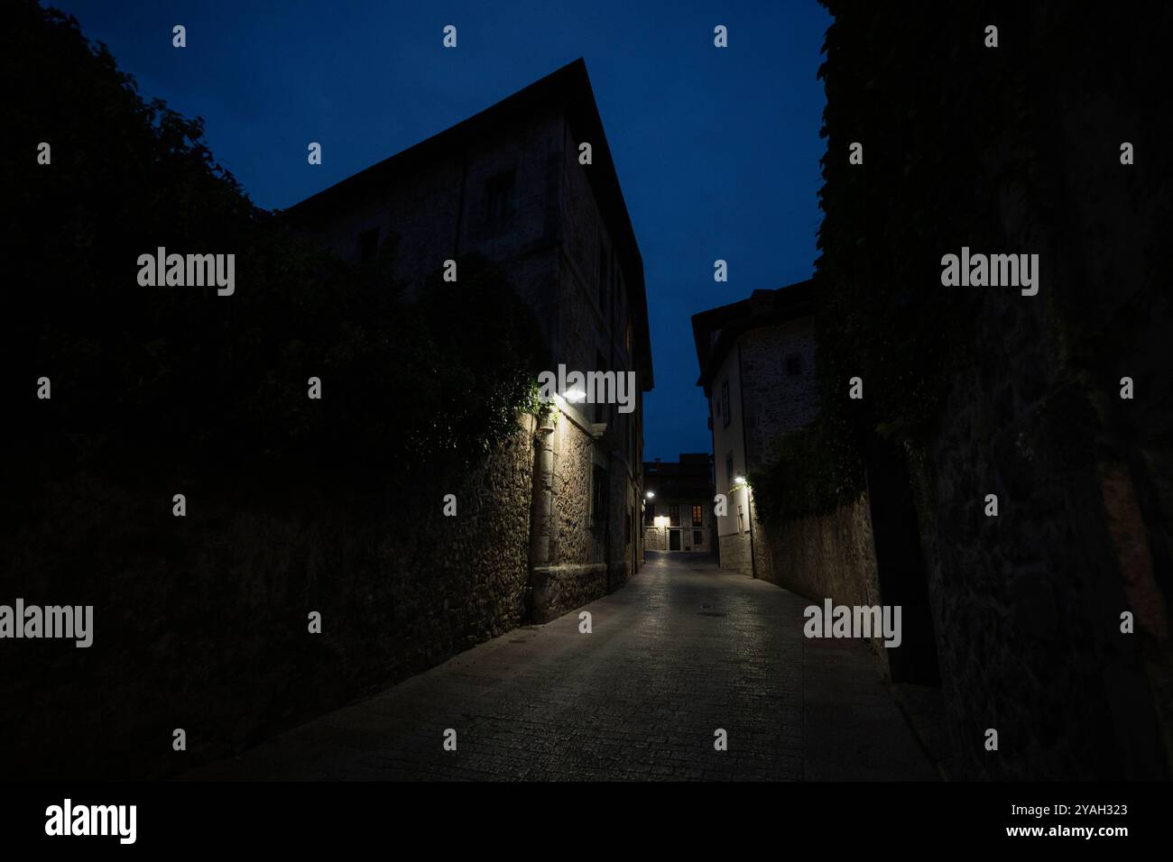 Rue étroite la nuit, Llanes, Asturies, Espagne Banque D'Images