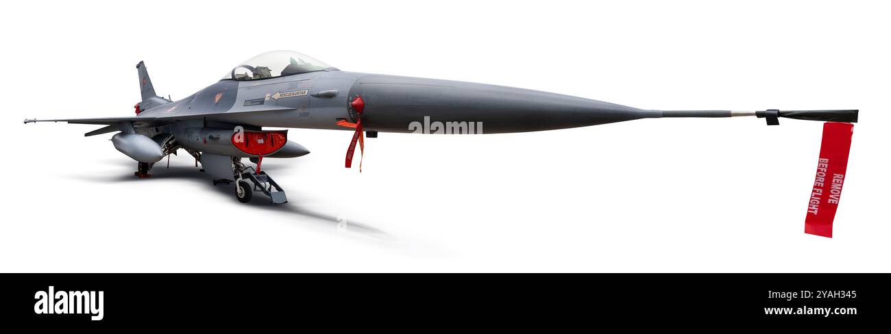 Izmir, Turquie - sept. 28 2024 : une photo détaillée d'un avion de chasse F-16 sur fond blanc, mettant en valeur le design élégant de l'avion et la streng militaire Banque D'Images