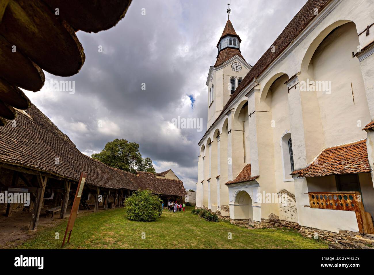 La tour et l'église fortifiée de Bunesti en Roumanie Banque D'Images