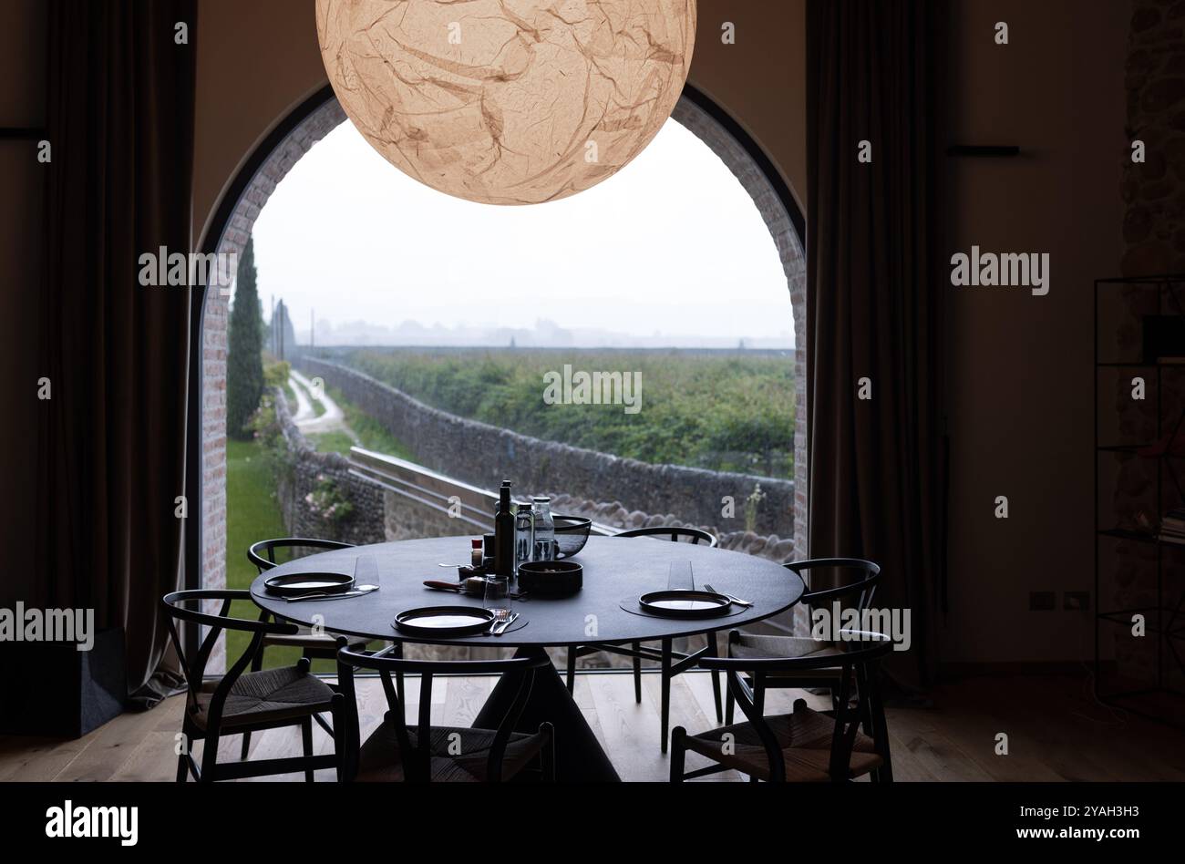 Table moderne avec vue panoramique sur l'extérieur Banque D'Images